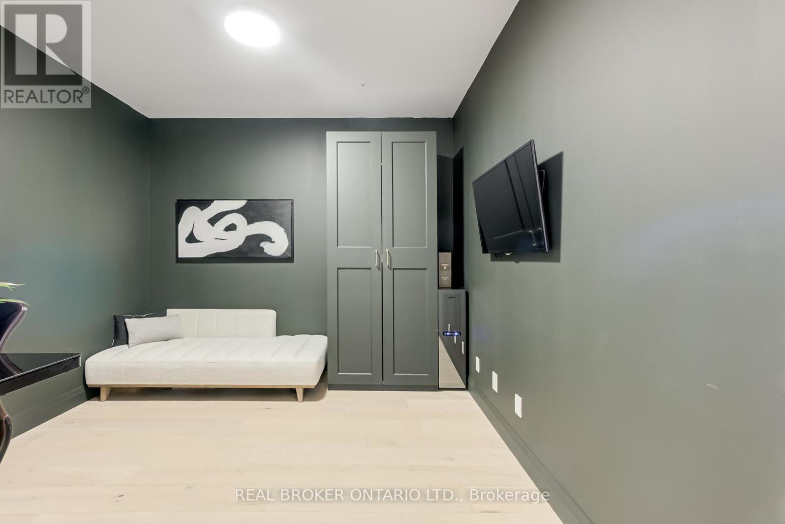 205 - 500 Brock Avenue, Burlington, ON - Indoor