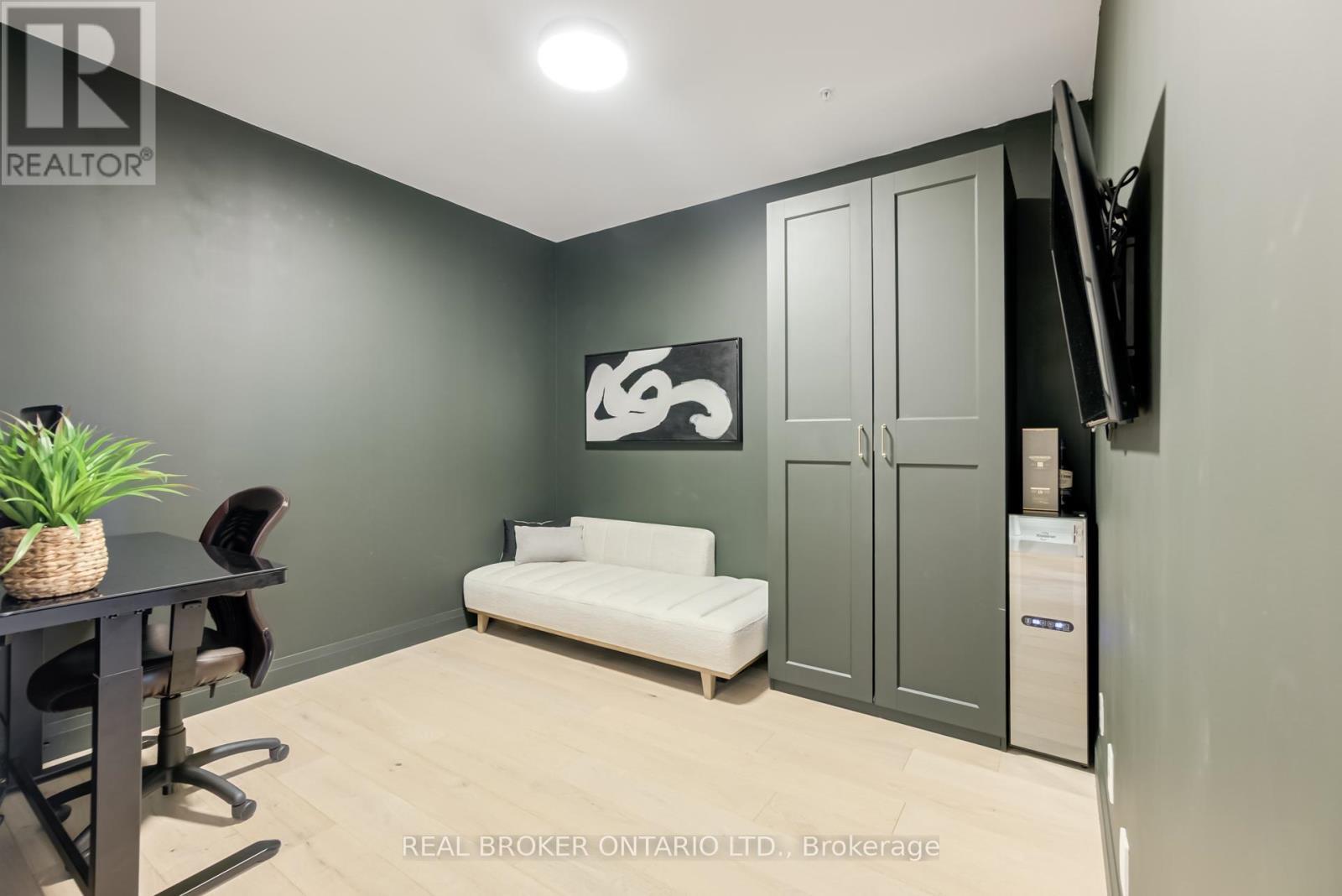 205 - 500 Brock Avenue, Burlington, ON - Indoor