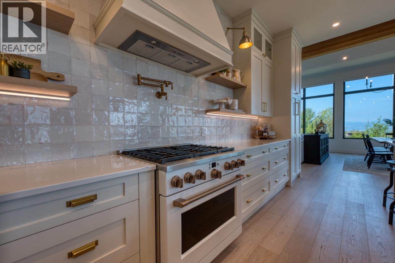 652 Trumpeter Road, Kelowna, BC - Indoor Photo Showing Kitchen With Upgraded Kitchen
