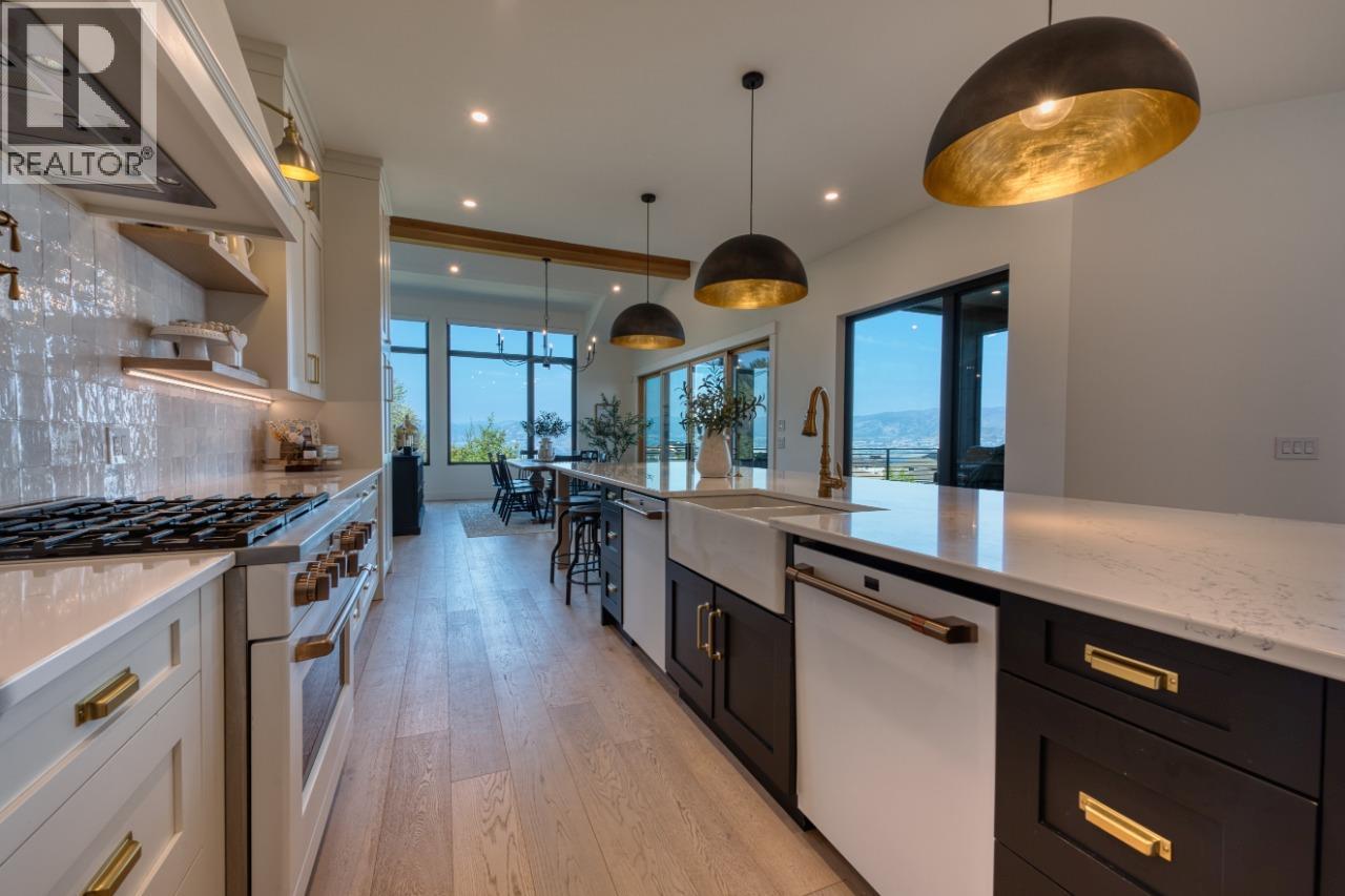 652 Trumpeter Road, Kelowna, BC - Indoor Photo Showing Kitchen With Upgraded Kitchen