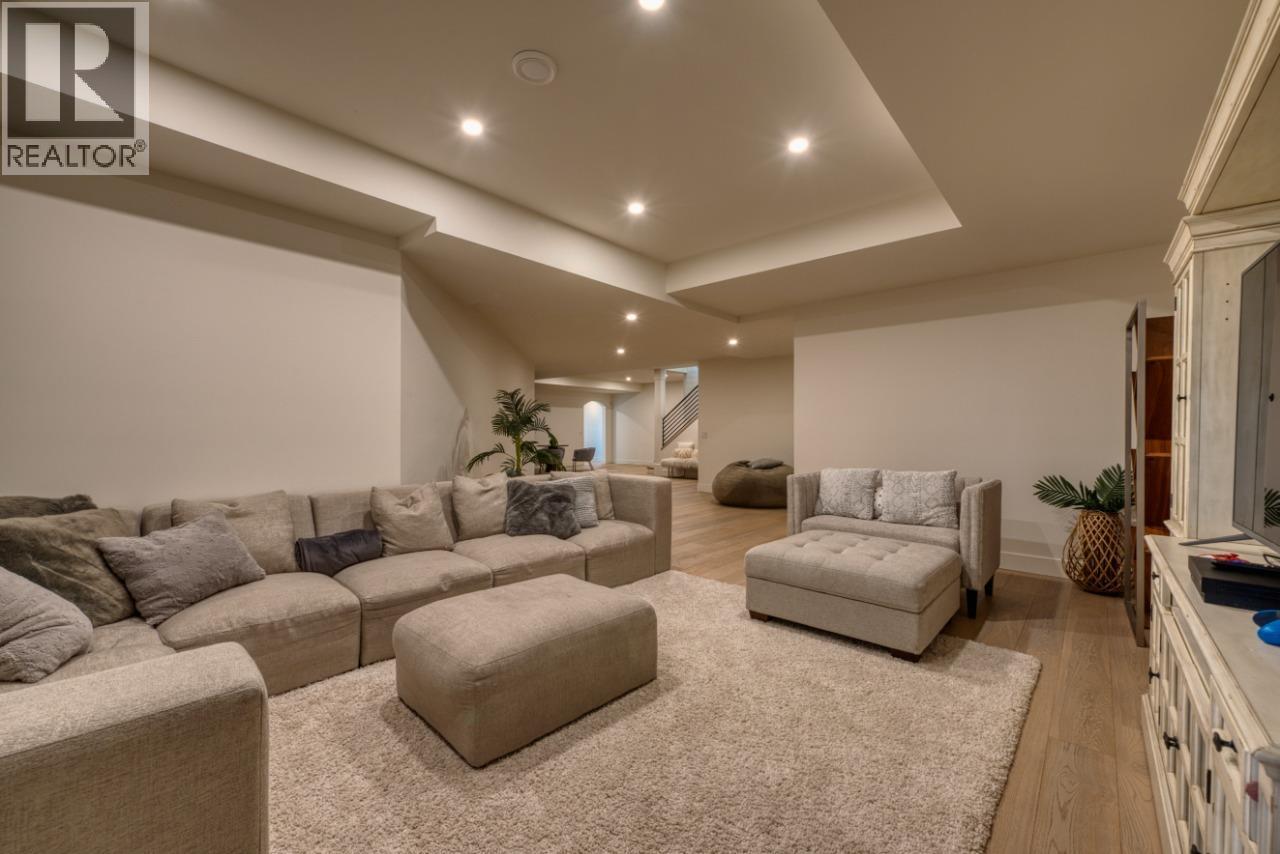 652 Trumpeter Road, Kelowna, BC - Indoor Photo Showing Living Room