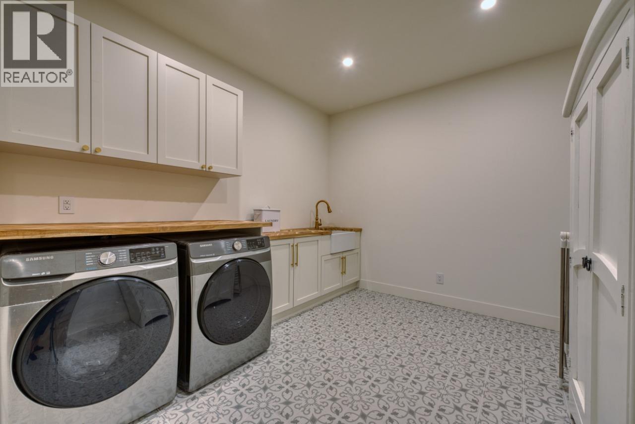 652 Trumpeter Road, Kelowna, BC - Indoor Photo Showing Laundry Room