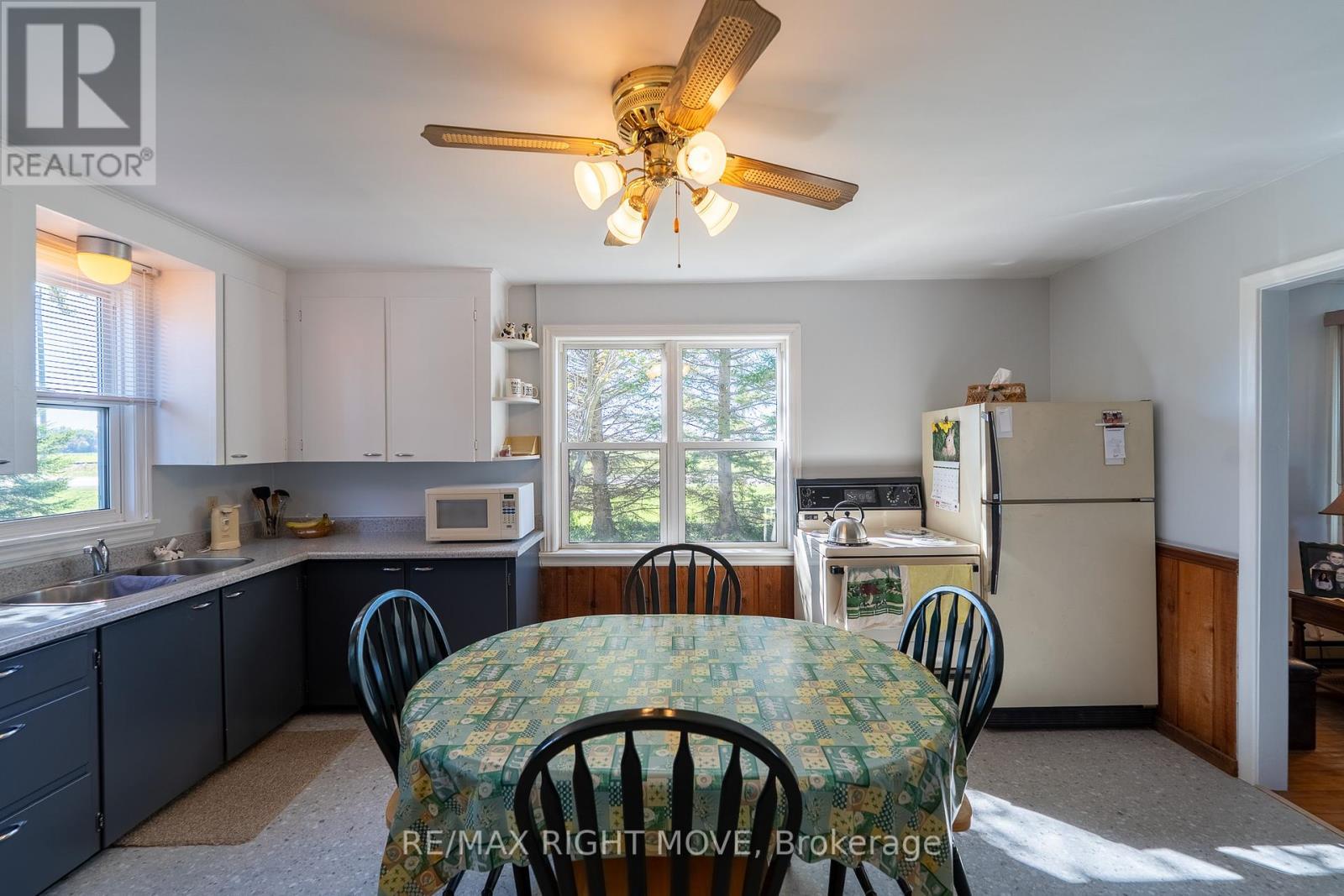 8785 10Th Line, Essa, ON - Indoor Photo Showing Dining Room