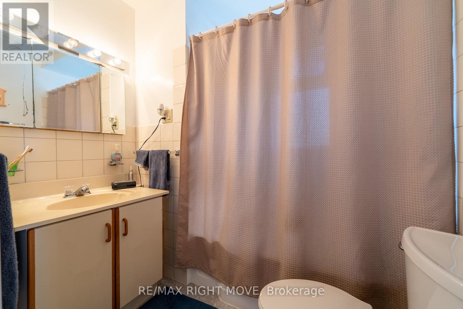 8785 10Th Line, Essa, ON - Indoor Photo Showing Bathroom