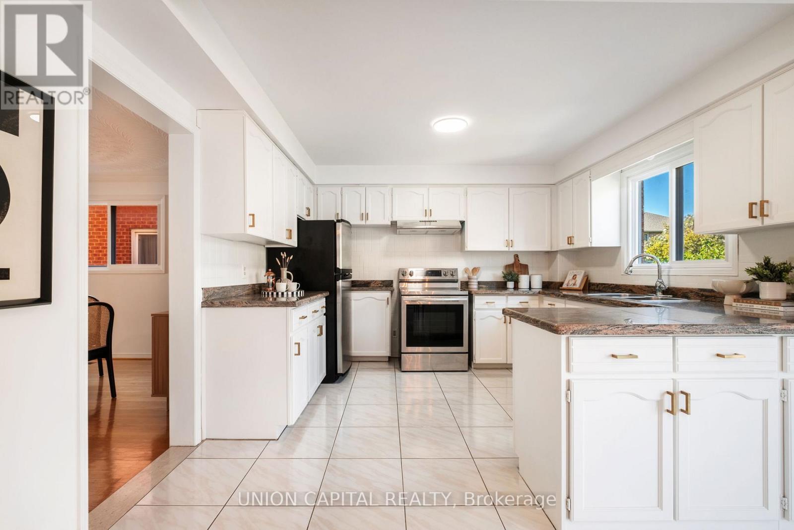 58 Horizon Court, Richmond Hill, ON - Indoor Photo Showing Kitchen With Double Sink