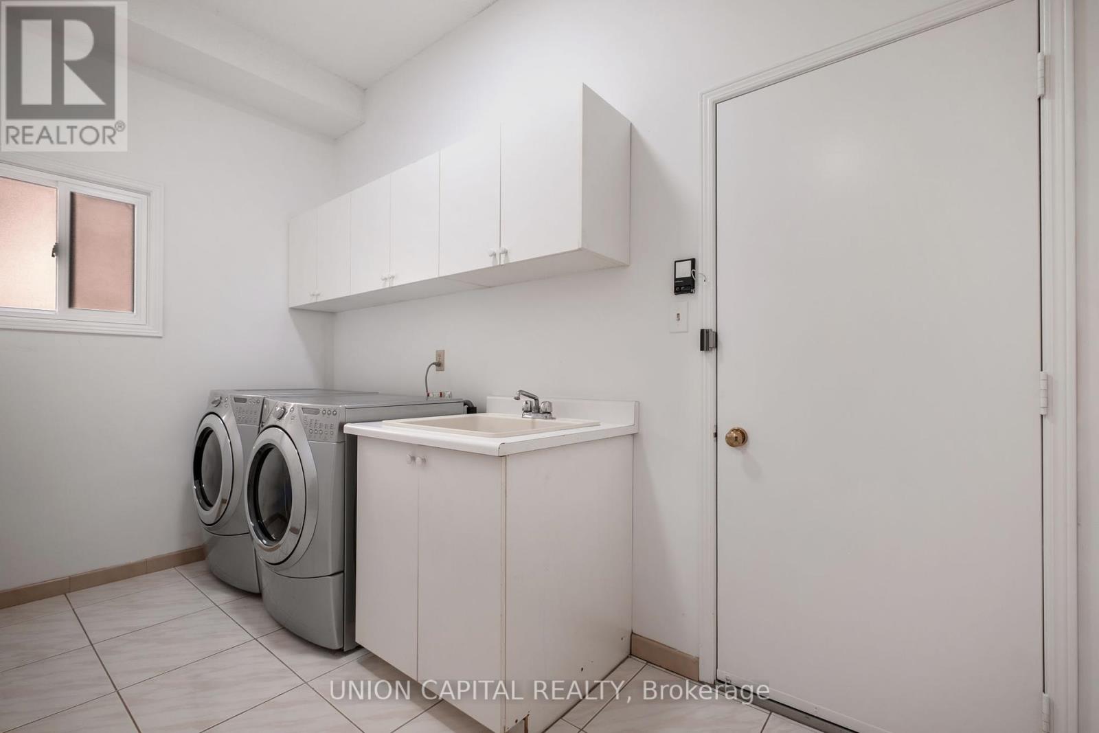 58 Horizon Court, Richmond Hill, ON - Indoor Photo Showing Laundry Room