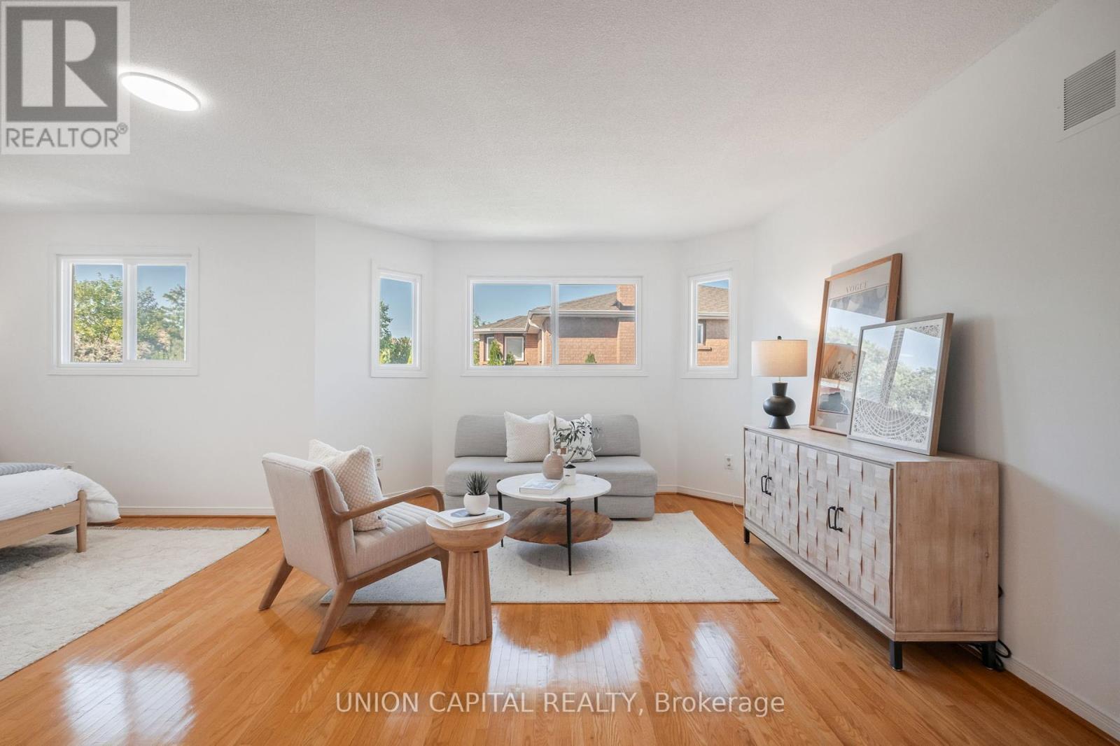 58 Horizon Court, Richmond Hill, ON - Indoor Photo Showing Living Room