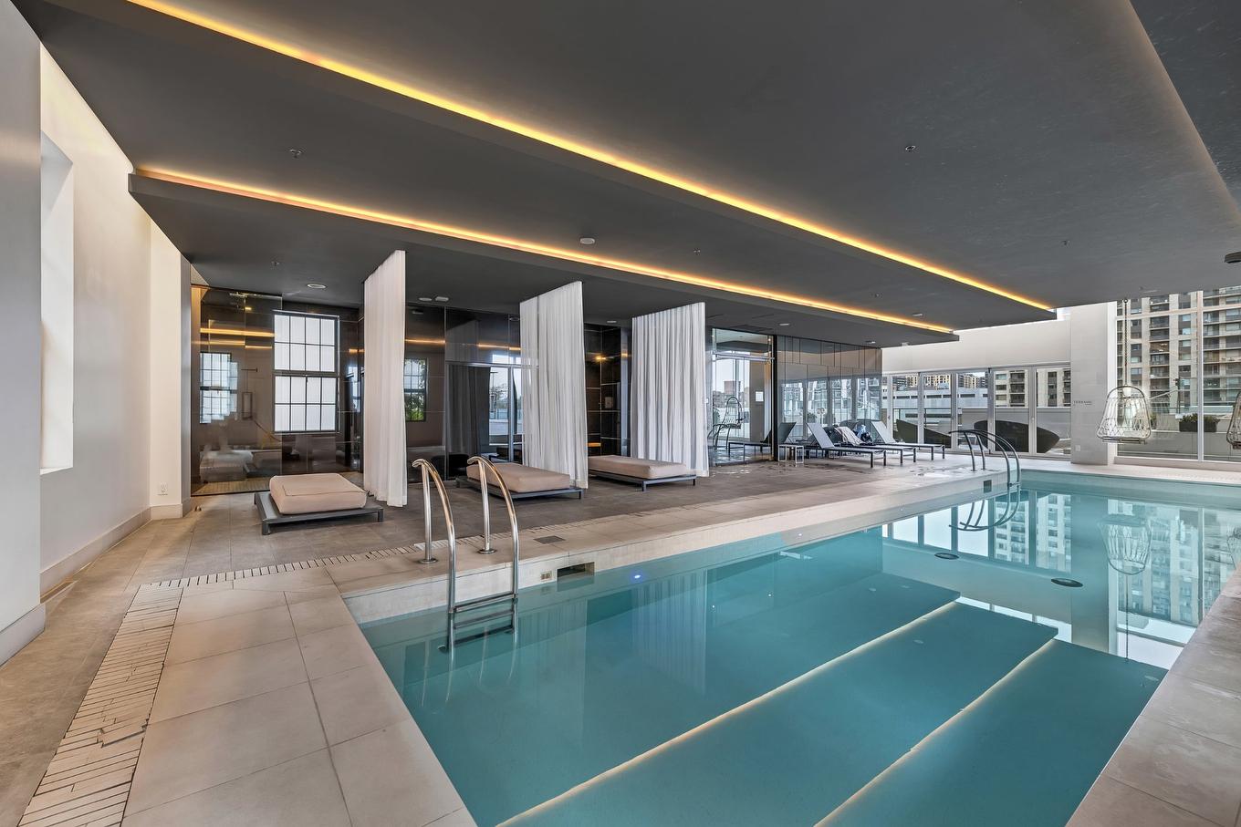 Pool - 3701-1188 Rue St-Antoine O., Montréal (Ville-Marie), QC - Indoor Photo Showing Other Room With In Ground Pool