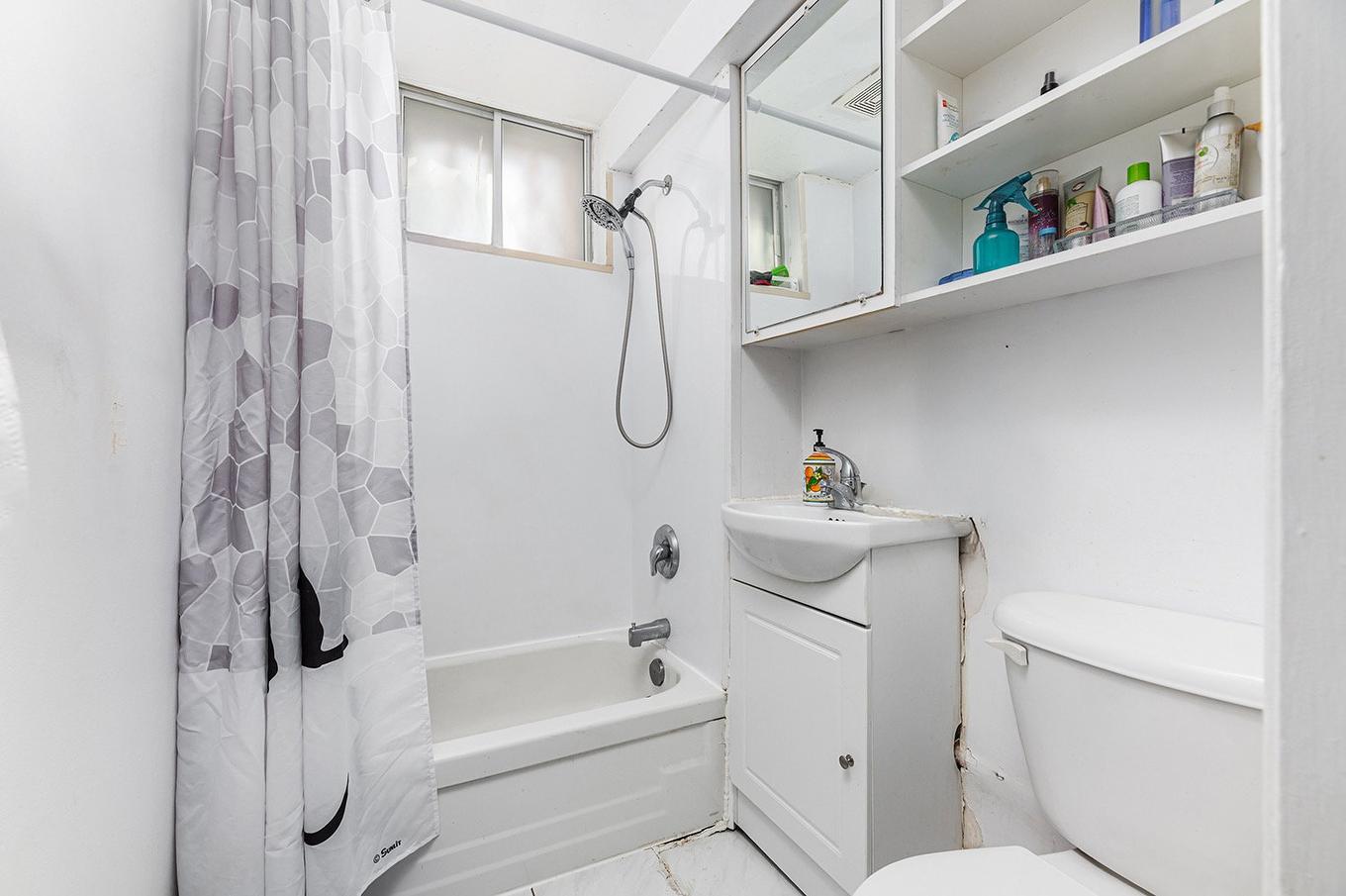 Bathroom - 2-6415 Rue Laurendeau, Montréal (Le Sud-Ouest), QC - Indoor Photo Showing Bathroom