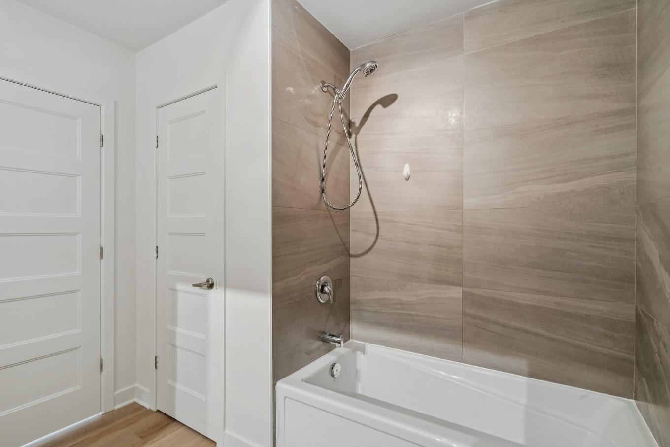 Bathroom - 304-622 Rue Jeanne-Mance, Salaberry-De-Valleyfield, QC - Indoor Photo Showing Bathroom