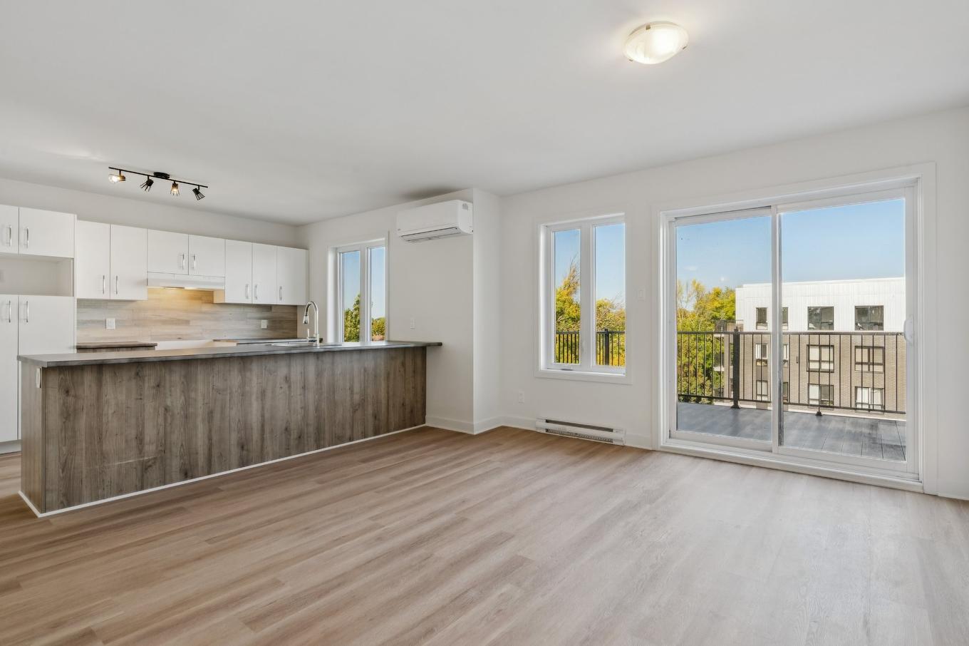 Overall view - 304-622 Rue Jeanne-Mance, Salaberry-De-Valleyfield, QC - Indoor Photo Showing Kitchen