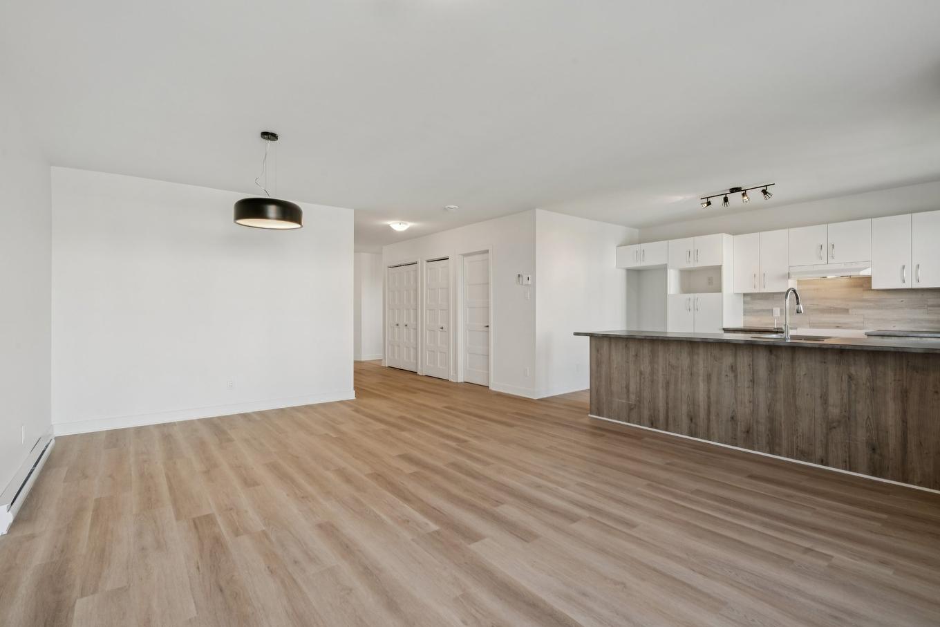 Overall view - 304-622 Rue Jeanne-Mance, Salaberry-De-Valleyfield, QC - Indoor Photo Showing Kitchen