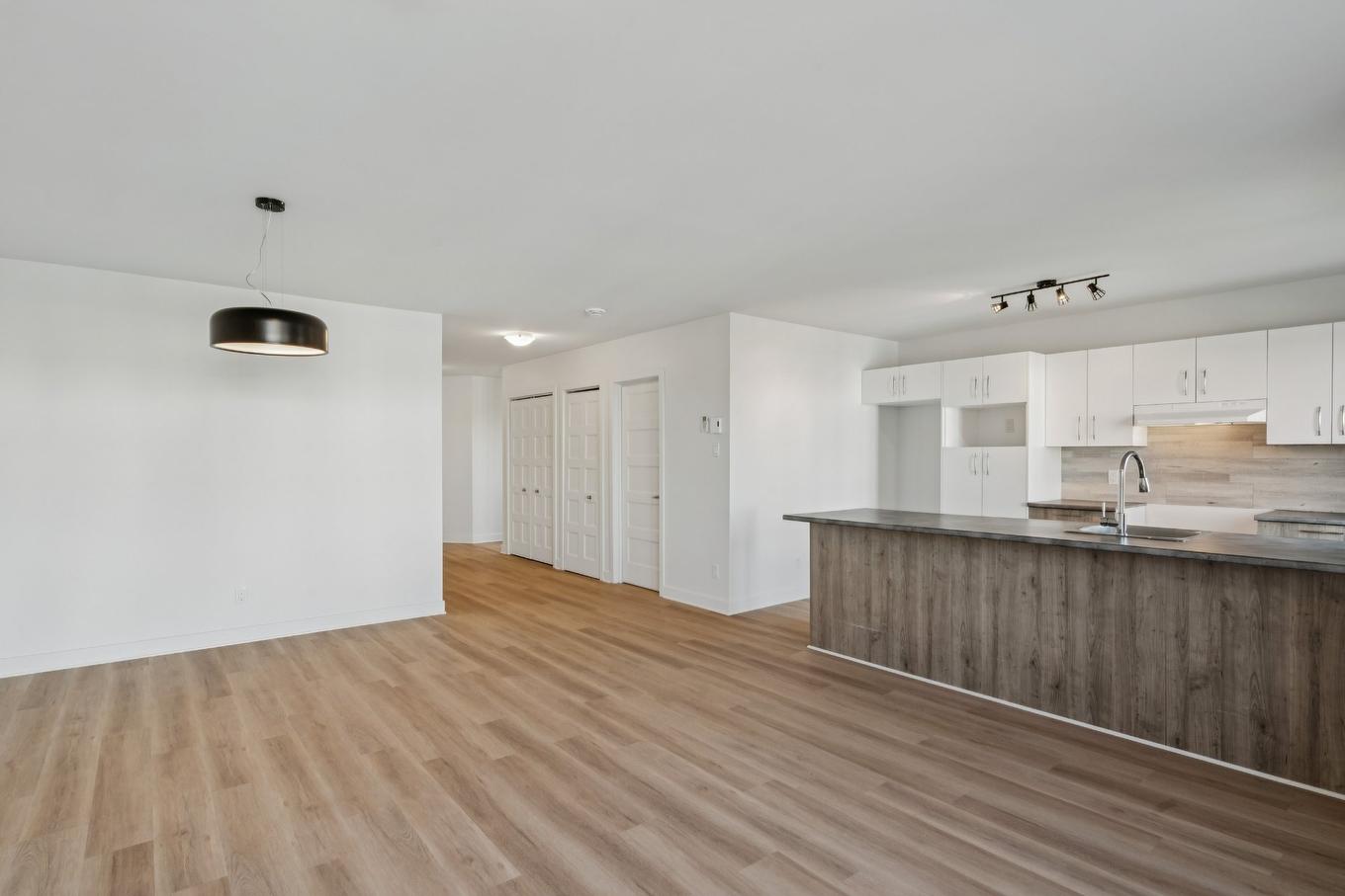 Overall view - 304-622 Rue Jeanne-Mance, Salaberry-De-Valleyfield, QC - Indoor Photo Showing Kitchen