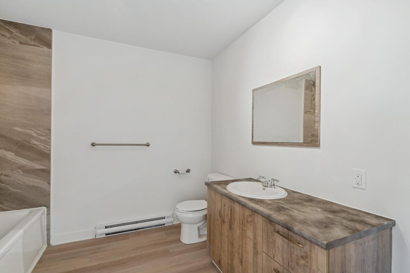 Bathroom - 304-622 Rue Jeanne-Mance, Salaberry-De-Valleyfield, QC - Indoor Photo Showing Bathroom