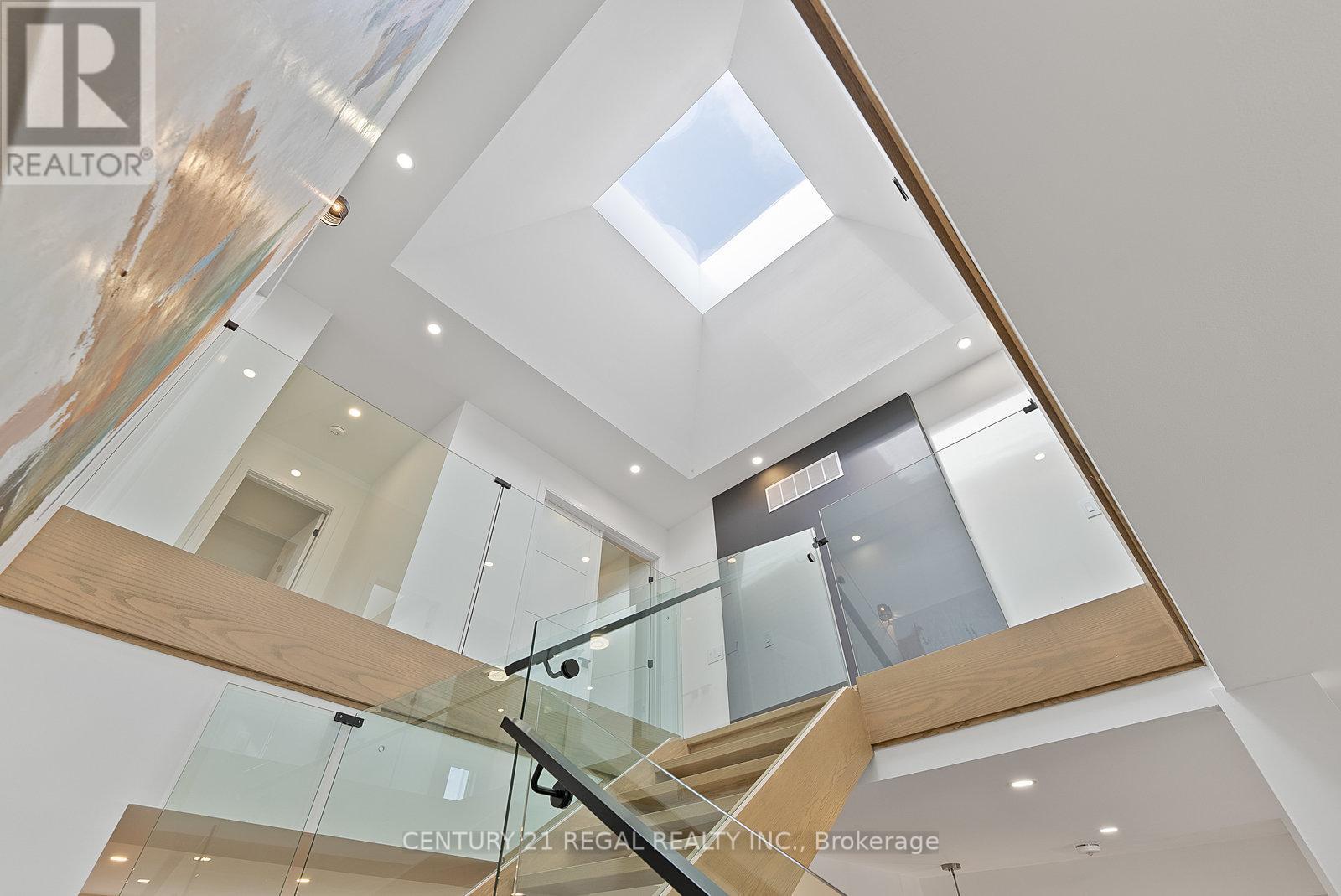 Skylight - 84 Bexhill Avenue, Toronto, ON - Indoor Photo Showing Other Room