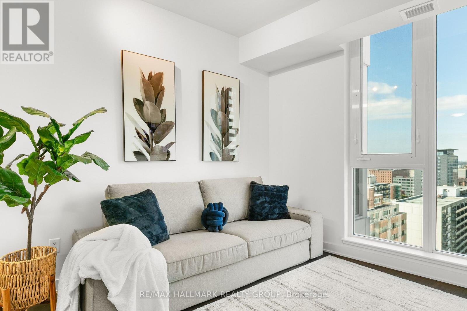 1510 - 179 Metcalfe Street, Ottawa, ON - Indoor Photo Showing Living Room