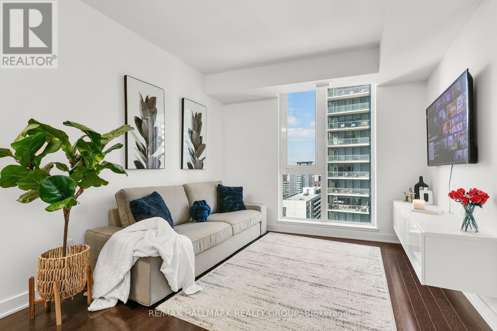 1510 - 179 Metcalfe Street, Ottawa, ON - Indoor Photo Showing Living Room