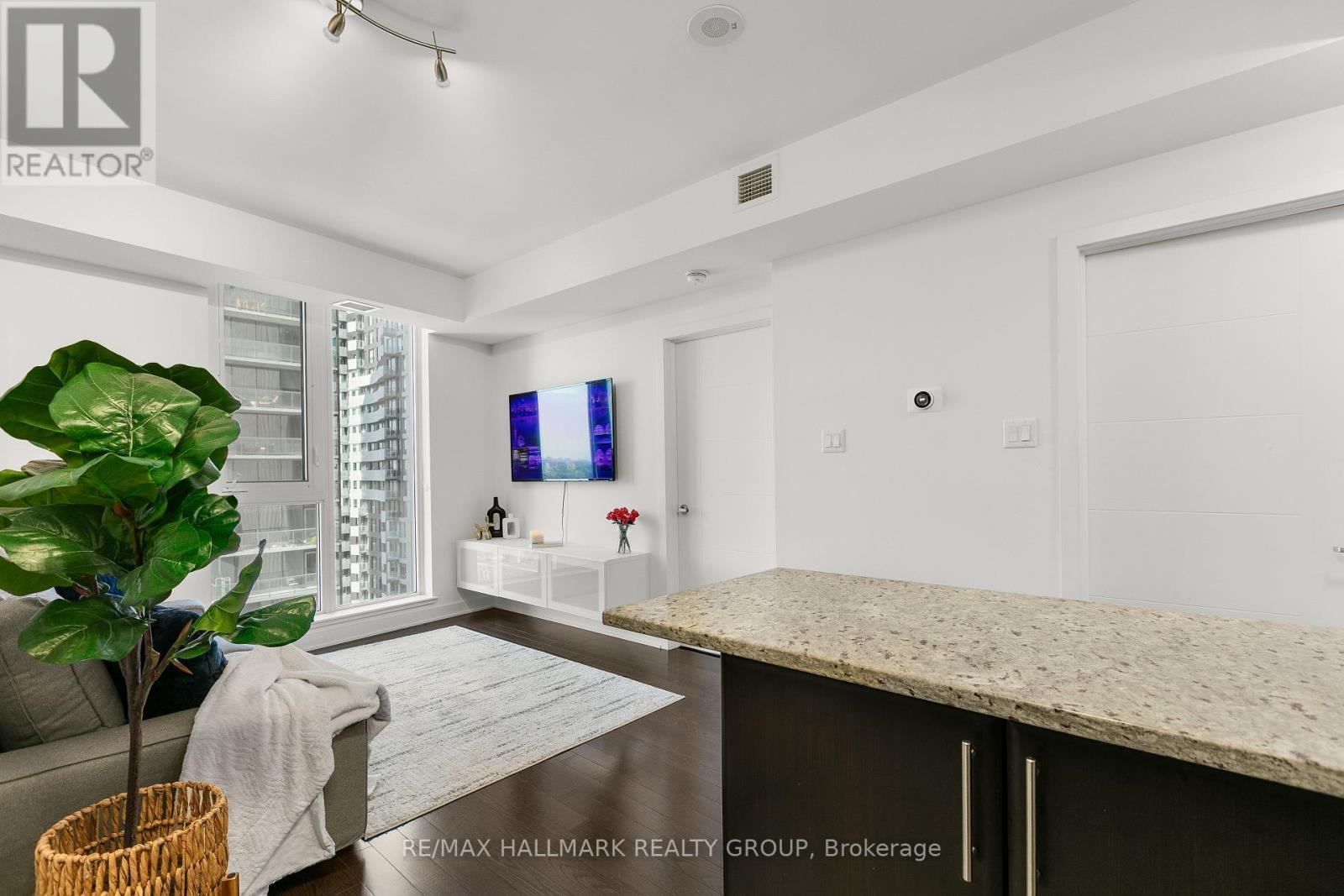 1510 - 179 Metcalfe Street, Ottawa, ON - Indoor