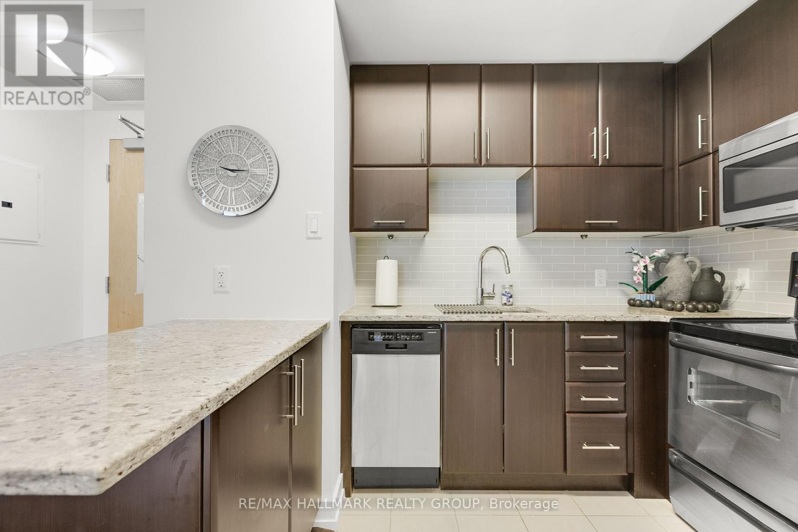 1510 - 179 Metcalfe Street, Ottawa, ON - Indoor Photo Showing Kitchen With Upgraded Kitchen