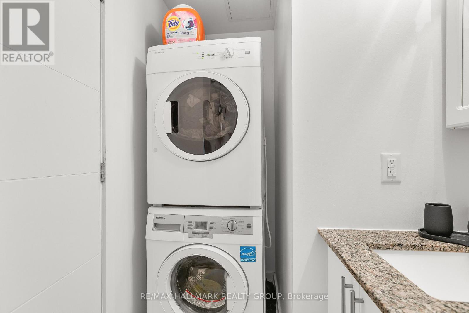 1510 - 179 Metcalfe Street, Ottawa, ON - Indoor Photo Showing Laundry Room