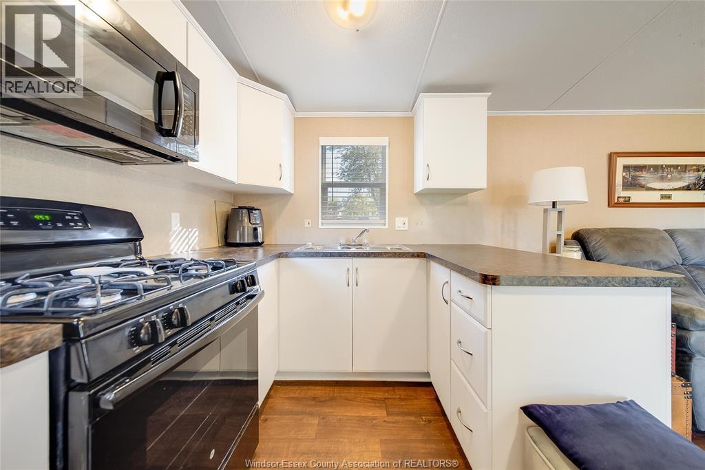 981 County Rd 2 Unit# 535, Lakeshore, ON - Indoor Photo Showing Kitchen