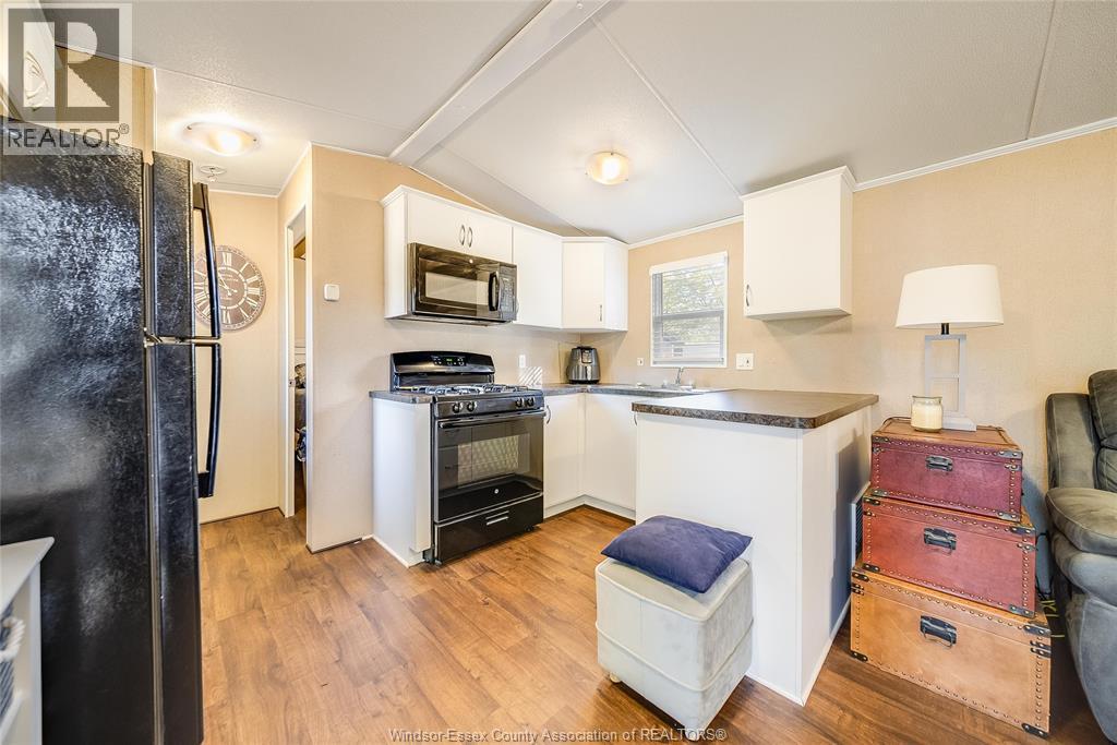 981 County Rd 2 Unit# 535, Lakeshore, ON - Indoor Photo Showing Kitchen