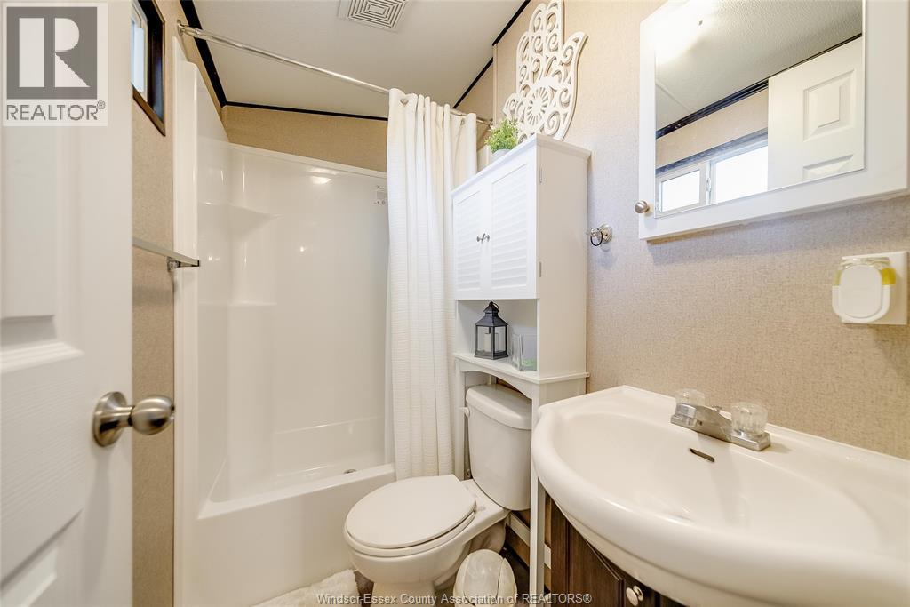 981 County Rd 2 Unit# 535, Lakeshore, ON - Indoor Photo Showing Bathroom