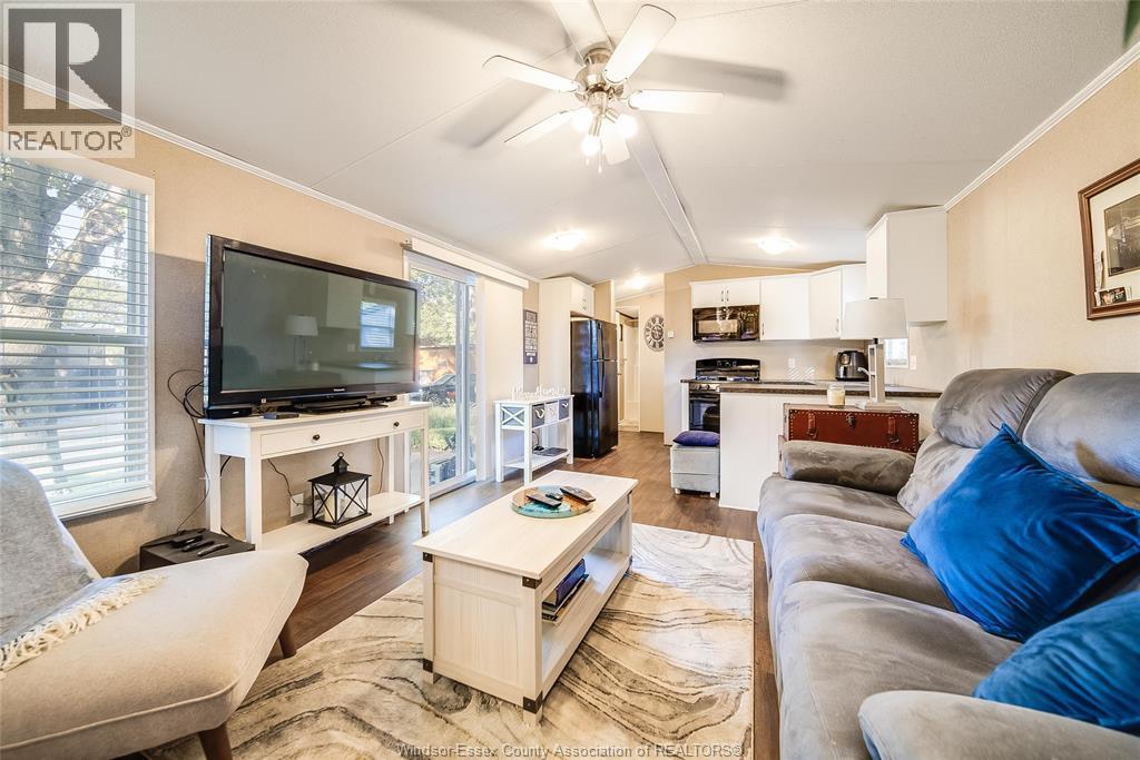 981 County Rd 2 Unit# 535, Lakeshore, ON - Indoor Photo Showing Living Room