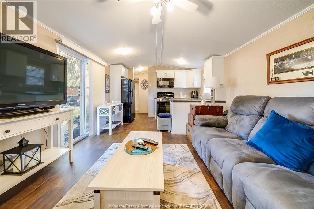 981 County Rd 2 Unit# 535, Lakeshore, ON - Indoor Photo Showing Living Room