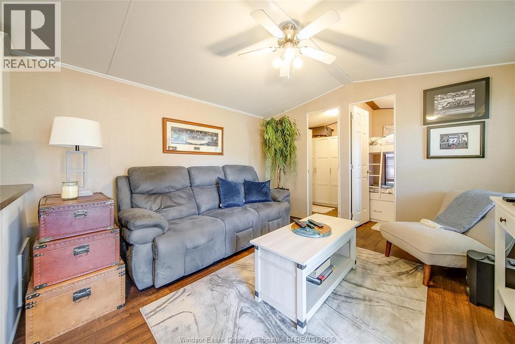 981 County Rd 2 Unit# 535, Lakeshore, ON - Indoor Photo Showing Living Room
