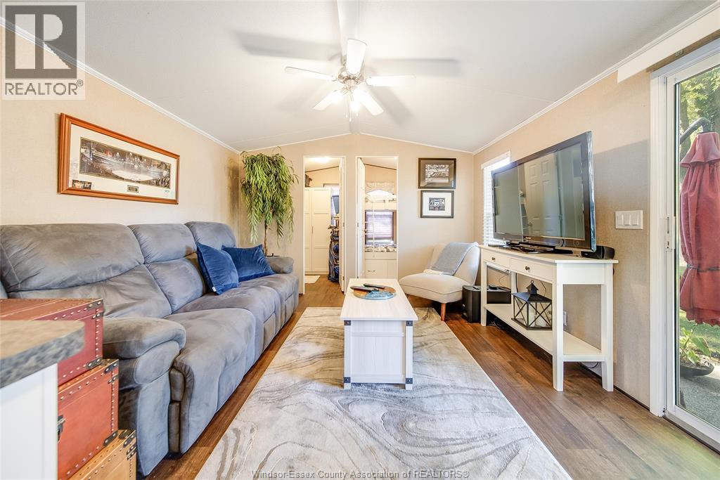 981 County Rd 2 Unit# 535, Lakeshore, ON - Indoor Photo Showing Living Room