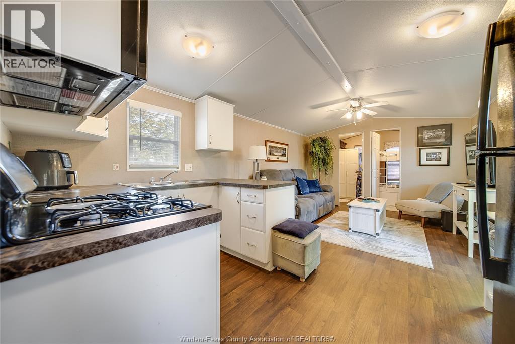 981 County Rd 2 Unit# 535, Lakeshore, ON - Indoor Photo Showing Kitchen
