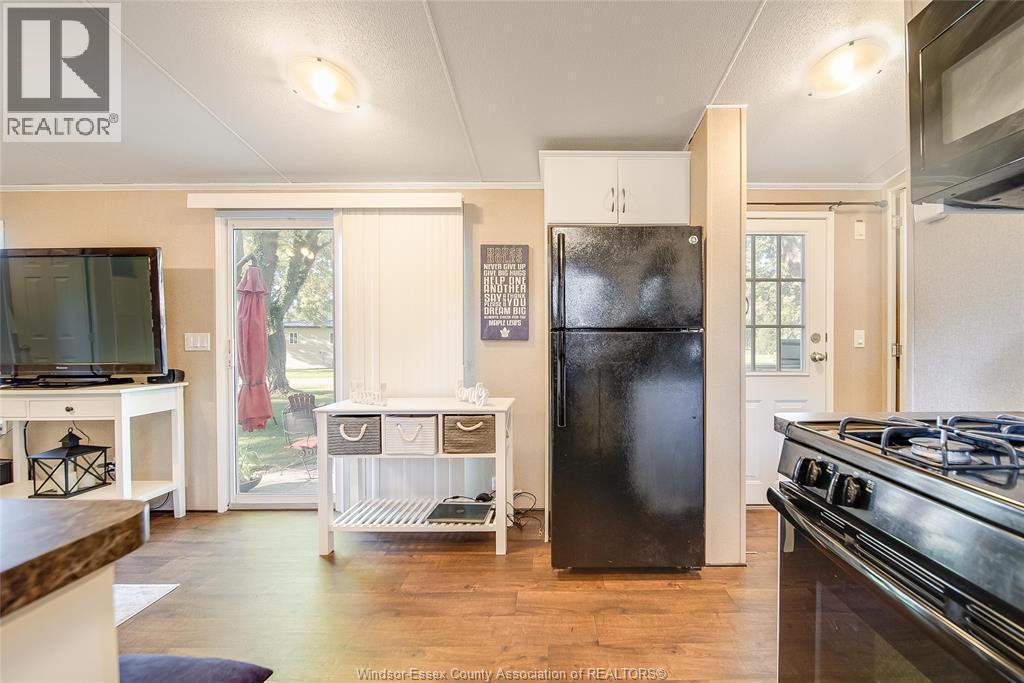 981 County Rd 2 Unit# 535, Lakeshore, ON - Indoor Photo Showing Kitchen