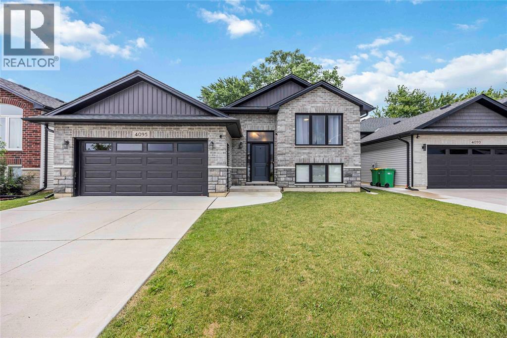 4095 Ernest Street, Petrolia, ON - Outdoor With Facade