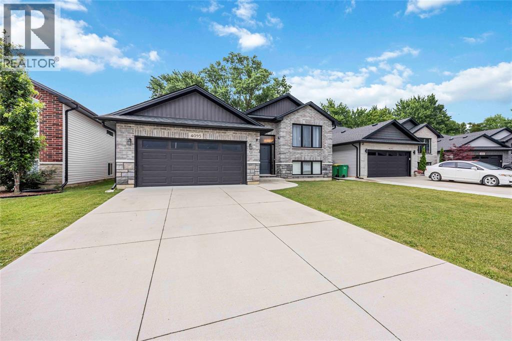 4095 Ernest Street, Petrolia, ON - Outdoor With Facade