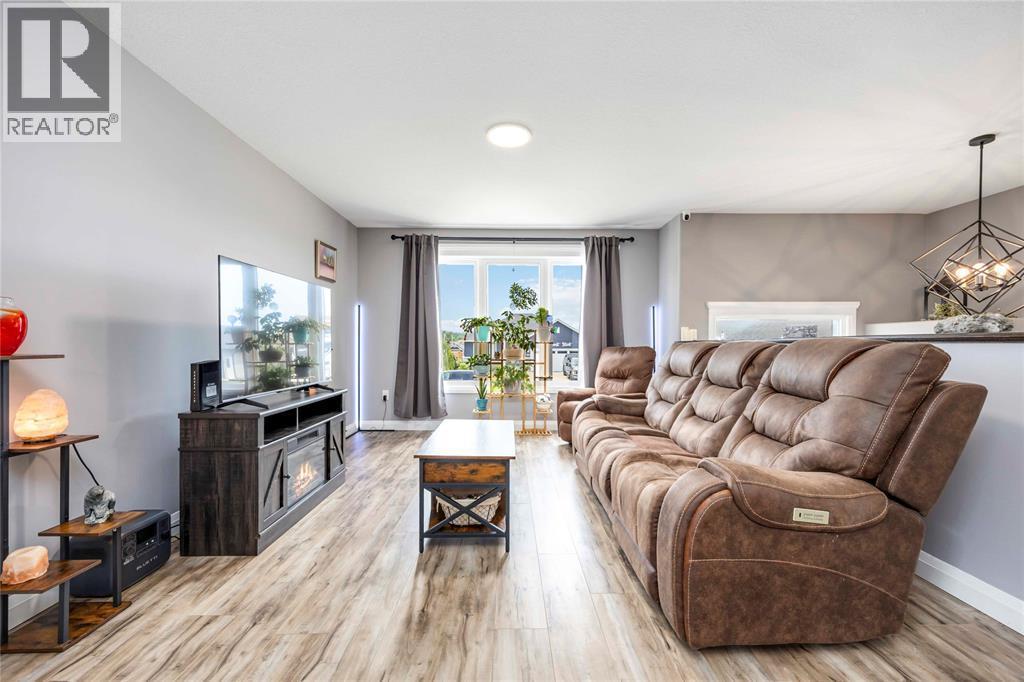 4095 Ernest Street, Petrolia, ON - Indoor Photo Showing Living Room