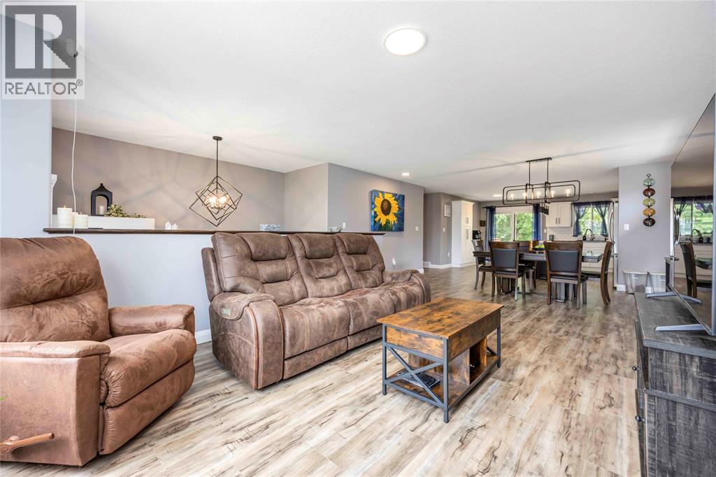 4095 Ernest Street, Petrolia, ON - Indoor Photo Showing Living Room