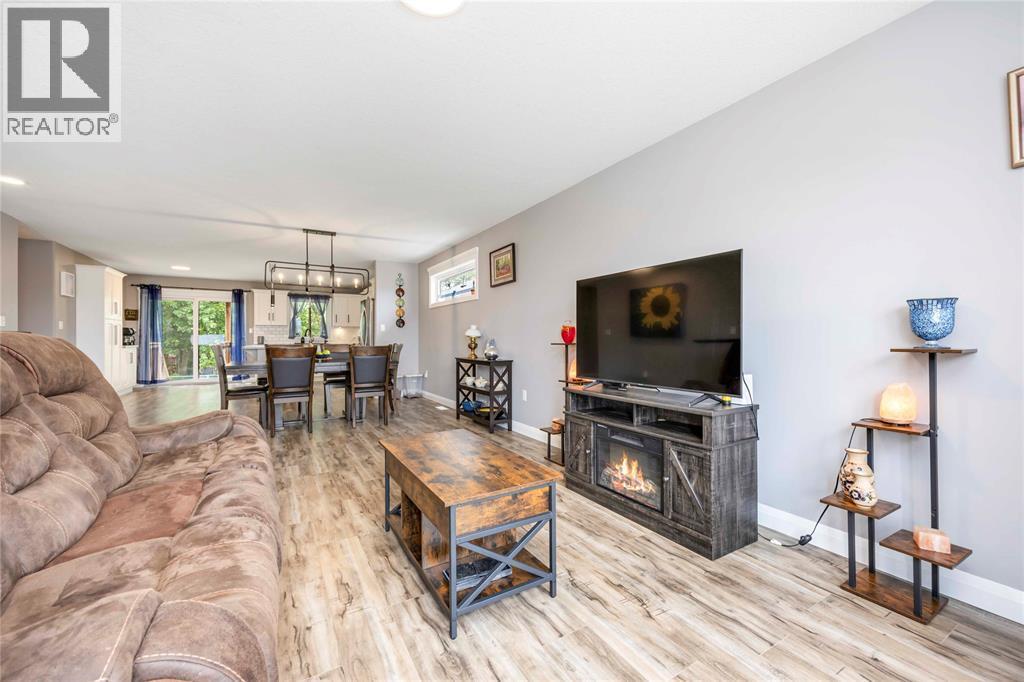 4095 Ernest Street, Petrolia, ON - Indoor Photo Showing Living Room