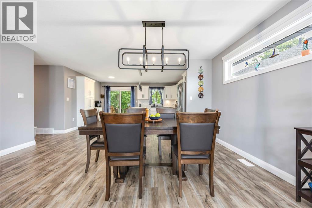 4095 Ernest Street, Petrolia, ON - Indoor Photo Showing Dining Room