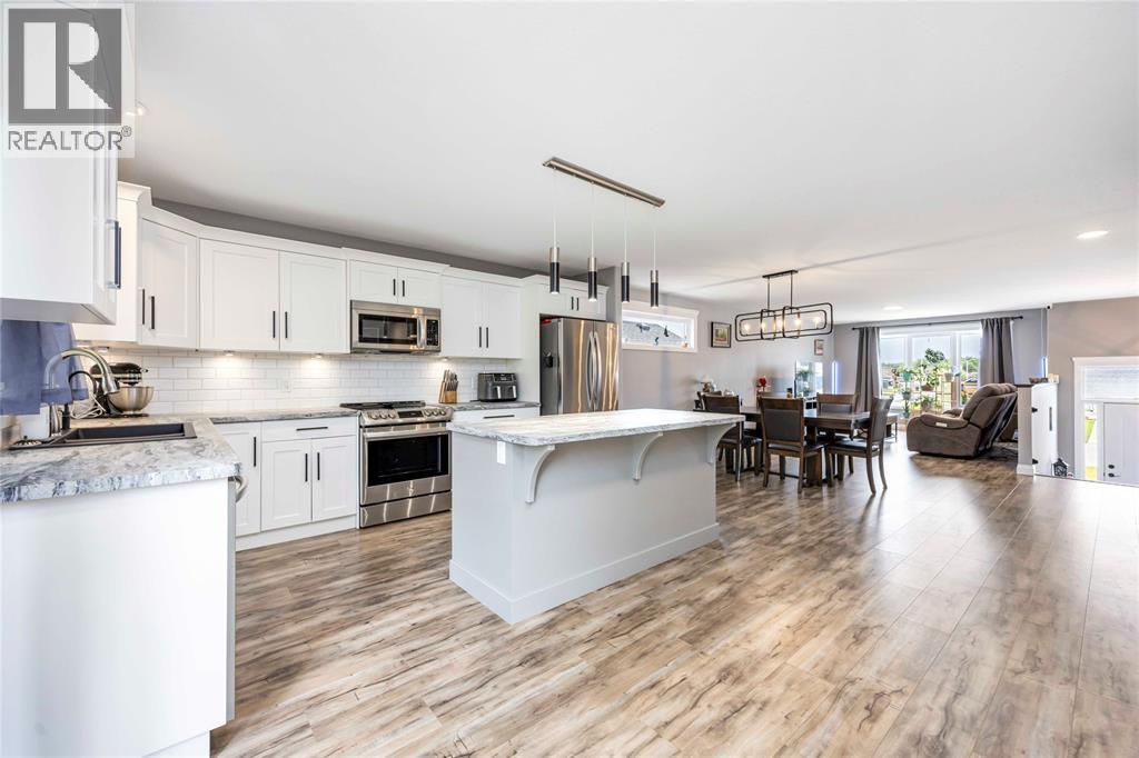 4095 Ernest Street, Petrolia, ON - Indoor Photo Showing Kitchen With Upgraded Kitchen