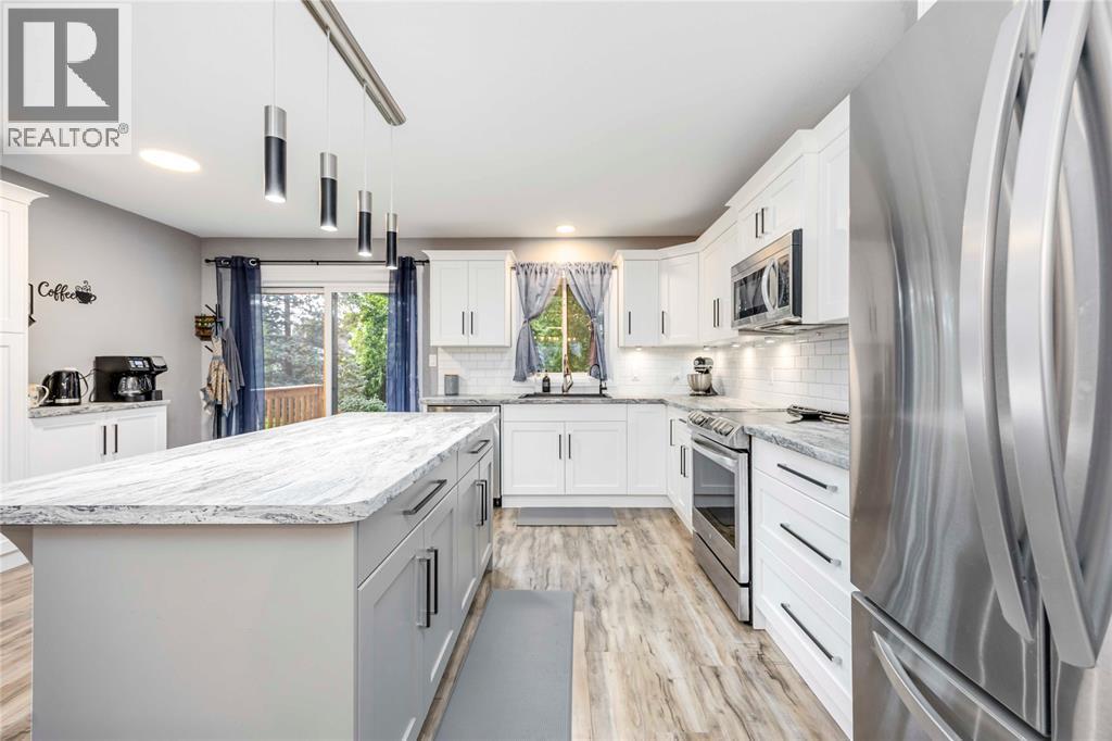 4095 Ernest Street, Petrolia, ON - Indoor Photo Showing Kitchen With Upgraded Kitchen