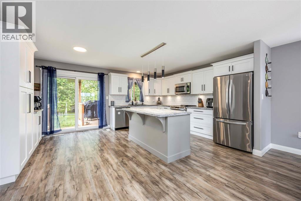 4095 Ernest Street, Petrolia, ON - Indoor Photo Showing Kitchen With Upgraded Kitchen