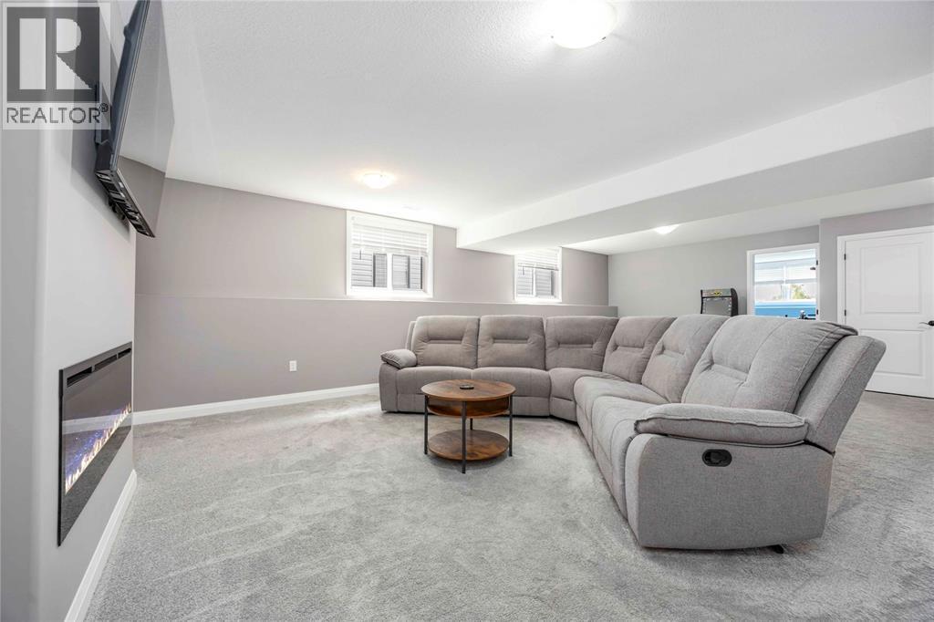 4095 Ernest Street, Petrolia, ON - Indoor Photo Showing Living Room