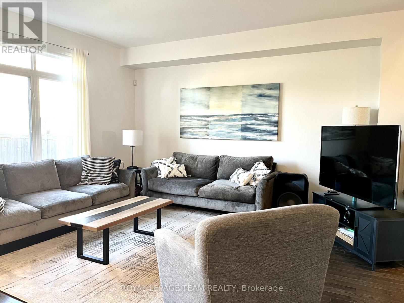 642 Tennant Way, Ottawa, ON - Indoor Photo Showing Living Room