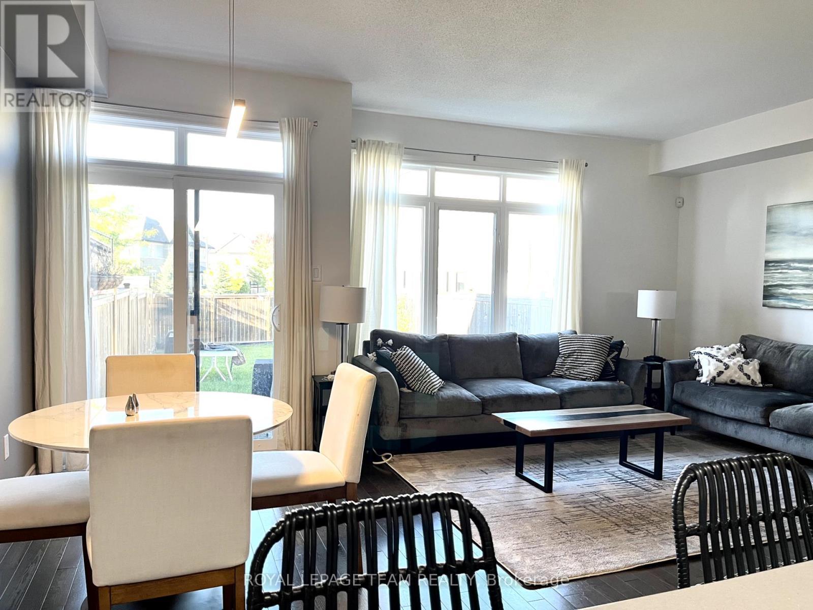 642 Tennant Way, Ottawa, ON - Indoor Photo Showing Living Room