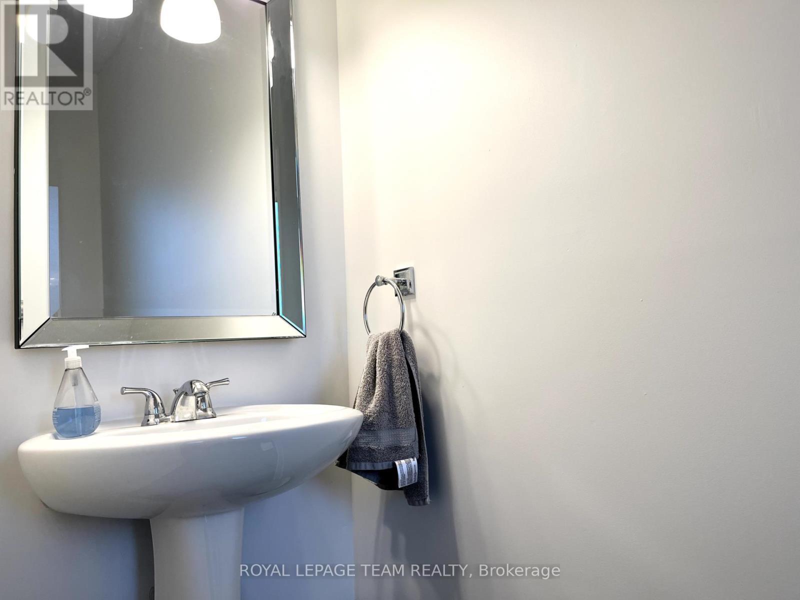 642 Tennant Way, Ottawa, ON - Indoor Photo Showing Bathroom