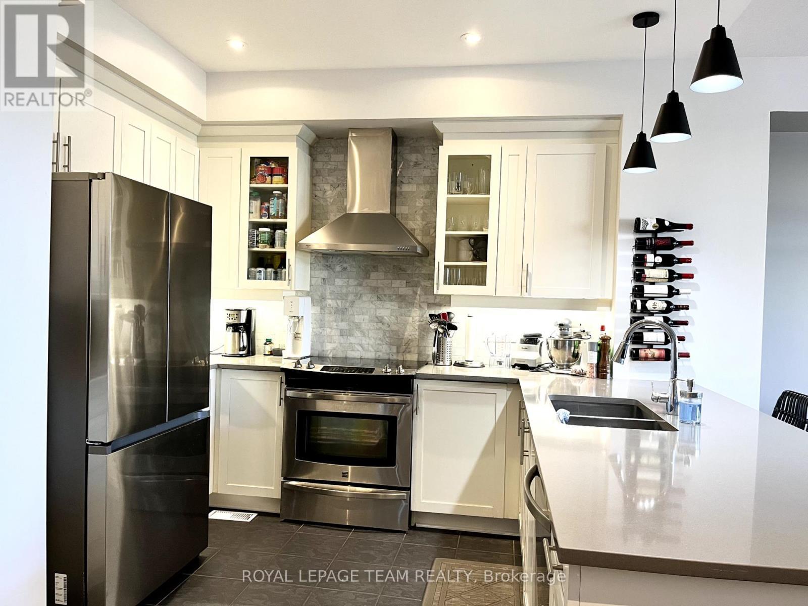 642 Tennant Way, Ottawa, ON - Indoor Photo Showing Kitchen With Stainless Steel Kitchen With Double Sink With Upgraded Kitchen