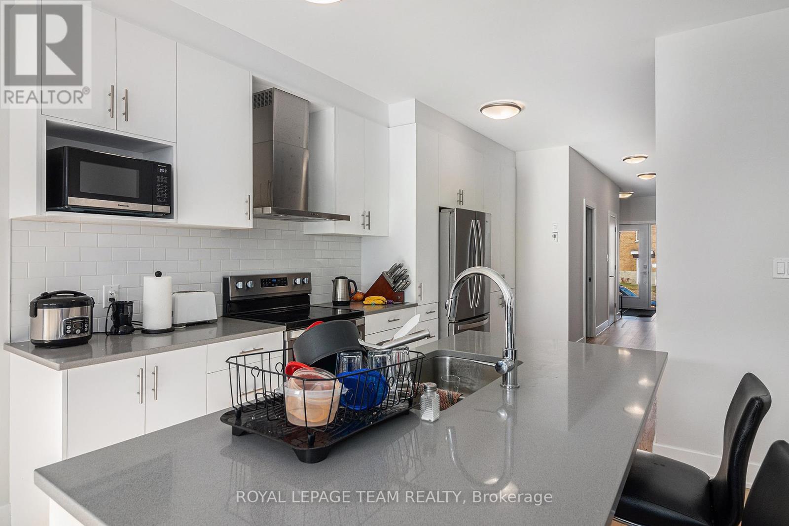 1400 Mayview Avenue, Ottawa, ON - Indoor Photo Showing Kitchen With Upgraded Kitchen