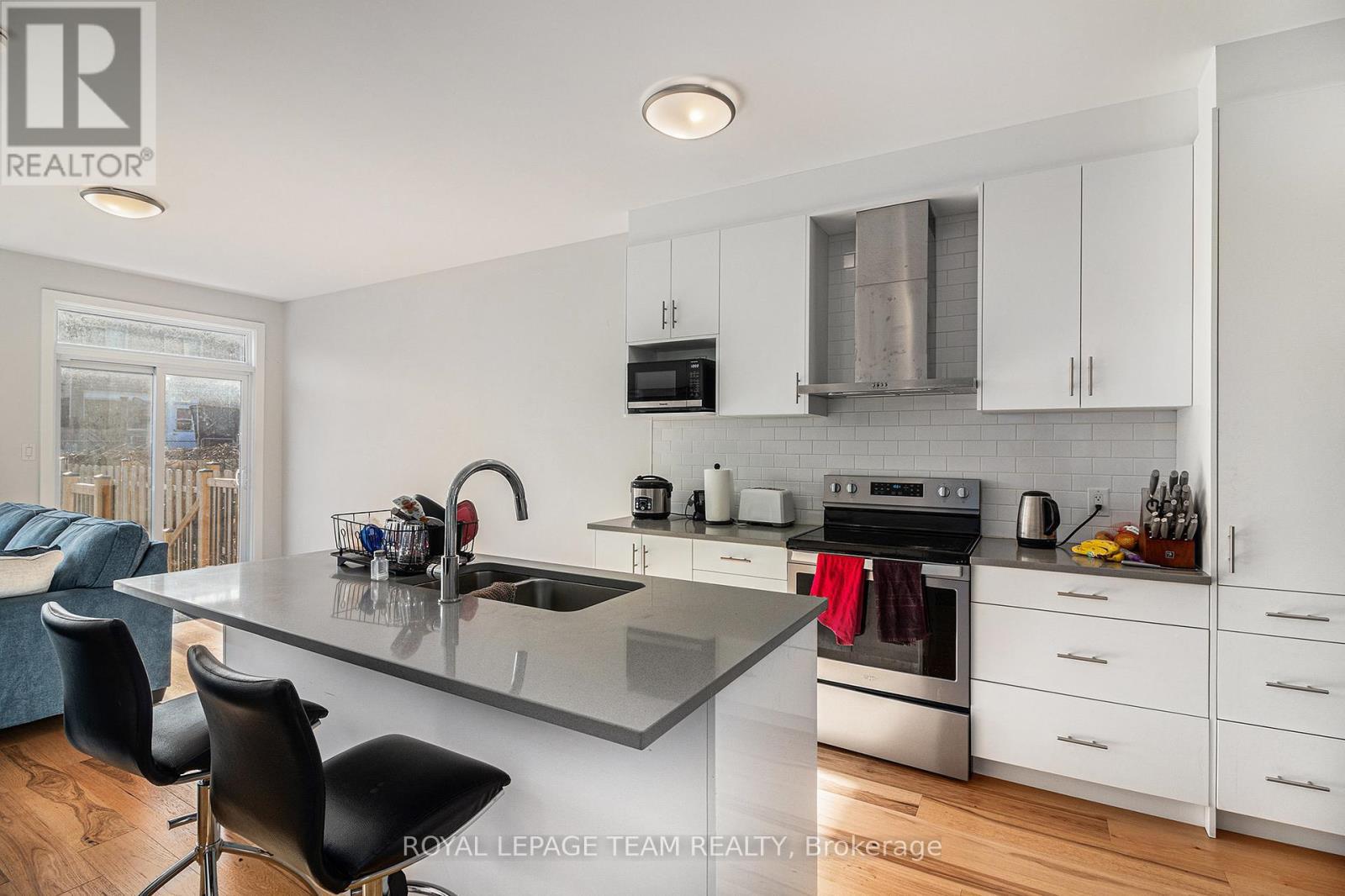 1400 Mayview Avenue, Ottawa, ON - Indoor Photo Showing Kitchen With Double Sink With Upgraded Kitchen