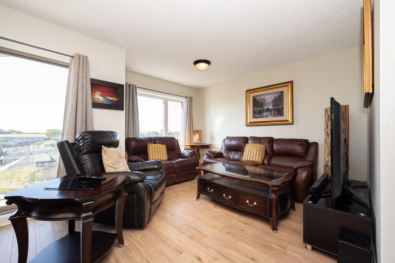 Living room - 602-480 Boul. Galland, Dorval, QC - Indoor Photo Showing Living Room